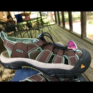 Women’s size 9 keen sandles
